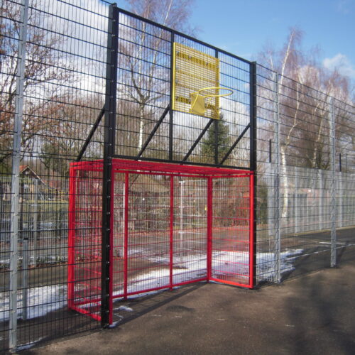 Voetbal-basketbalwand model VB140 6 OP deze afbeelding zijn de voetbaldoelen 3 x 2 meter. Het geluidsarme basketbalbord is gecoat in een fgele ral kleur.